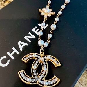 Beautiful Chanel CC faux pearl necklace